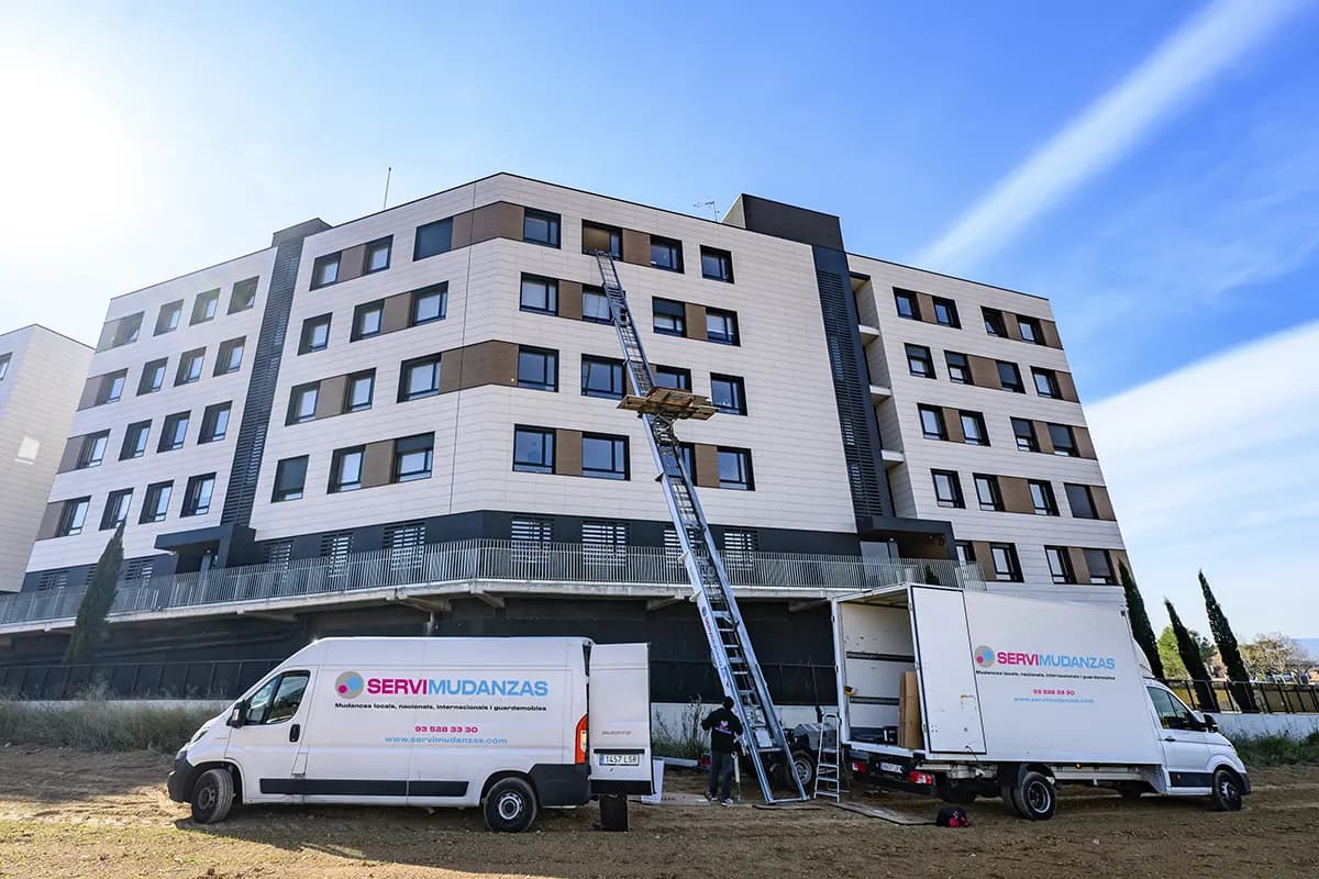 Plataforma elevadora — gratis si se puede colocar en Mataró y el Maresme - servicio profesional de Mudanzas Mataró