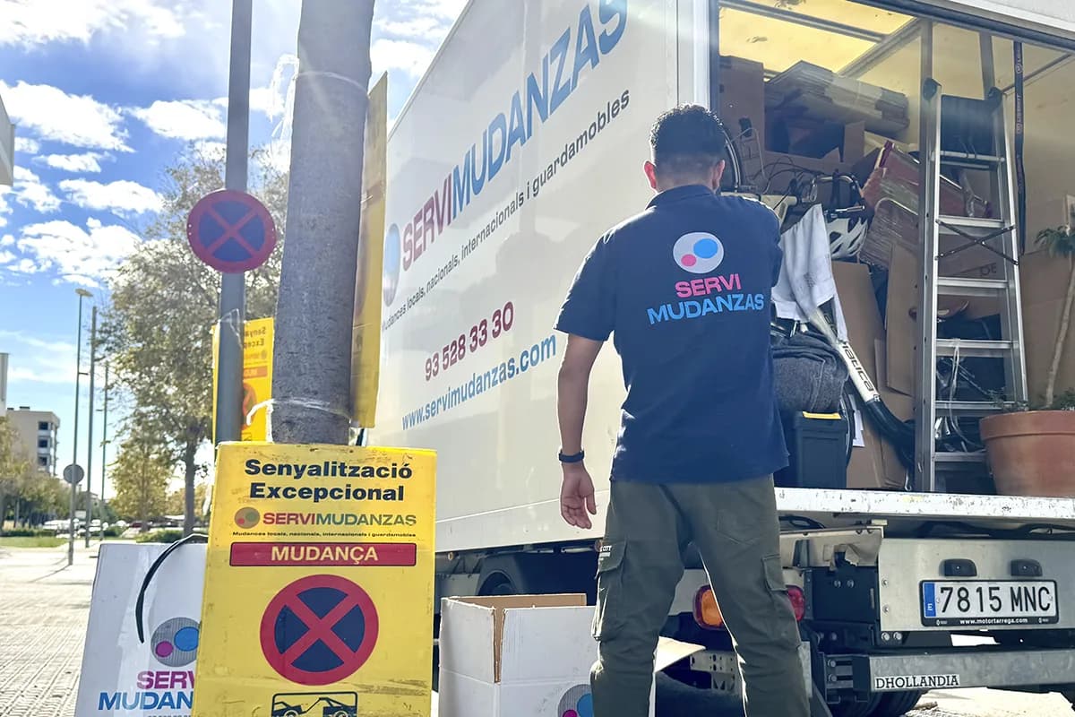 Operarios profesionales de Mudanzas Mataró cargando muebles en una mudanza en el Maresme