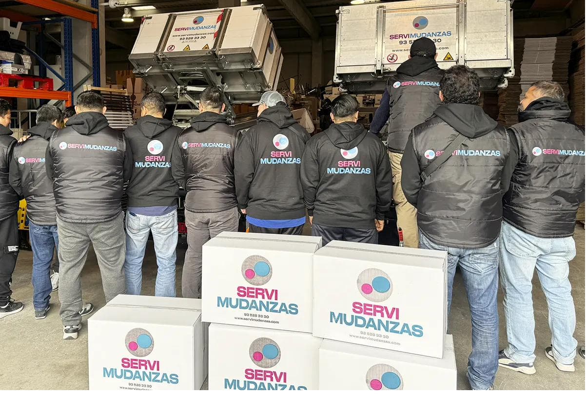 Equipo de operarios de Mudanzas Mataró durante una mudanza profesional en Mataró